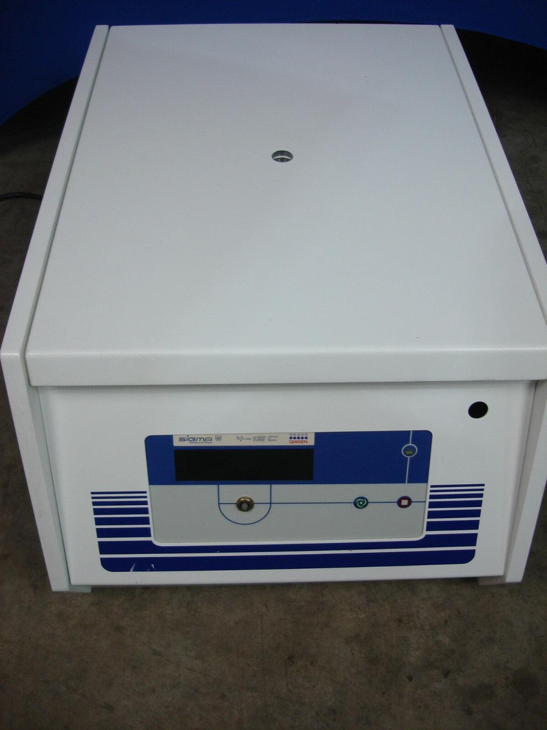 QIAGEN SIGMA 4-15C 13,500 RPM BENCHTOP CENTRIFUGE W/ 09100F ROTOR