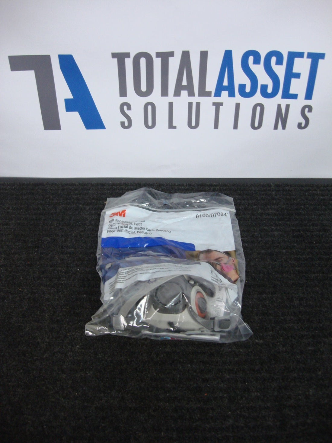 NEW IN STOCK GENUINE 3M 6100 HALF FACEPIECE REUSABLE RESPIRATOR SMALL